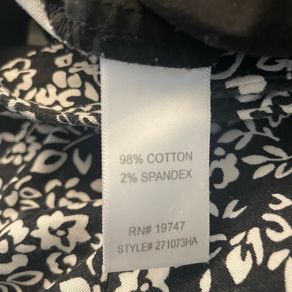 NWOT Black and White Print 4” inseam Size 6 Stretch, dressy - Picture 4 of 7